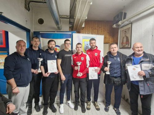 Seniori pištolj ekipno