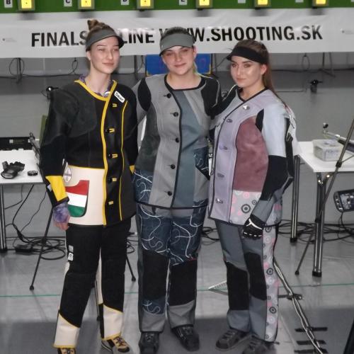 Kadetkinje,puška-medalje: Ter,Lazarević,Vukojević